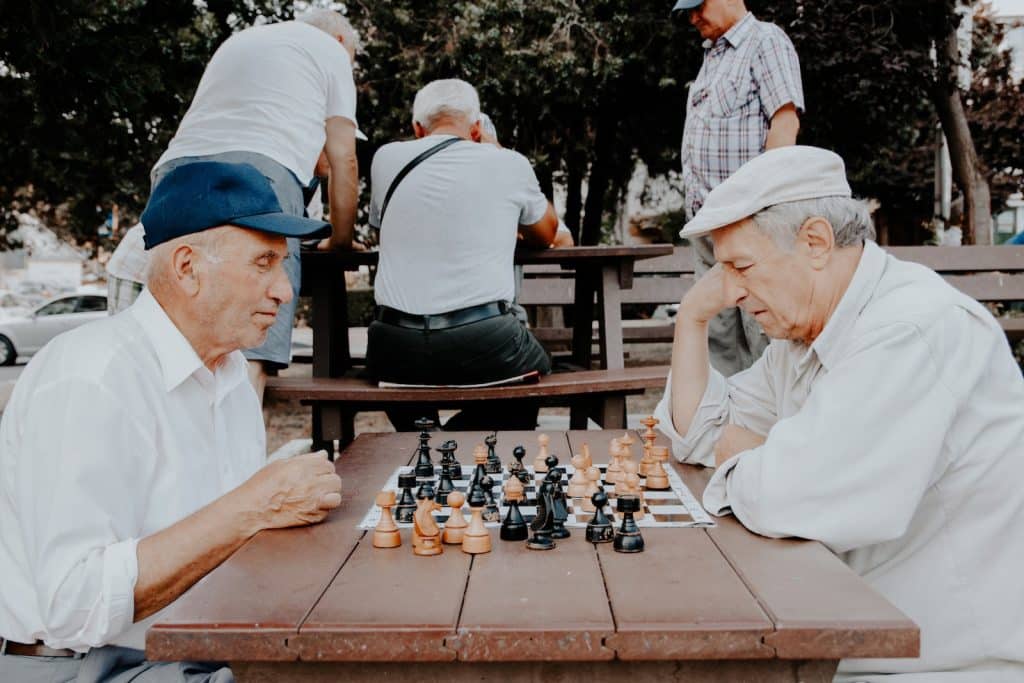 deux hommes jouant aux échecs
